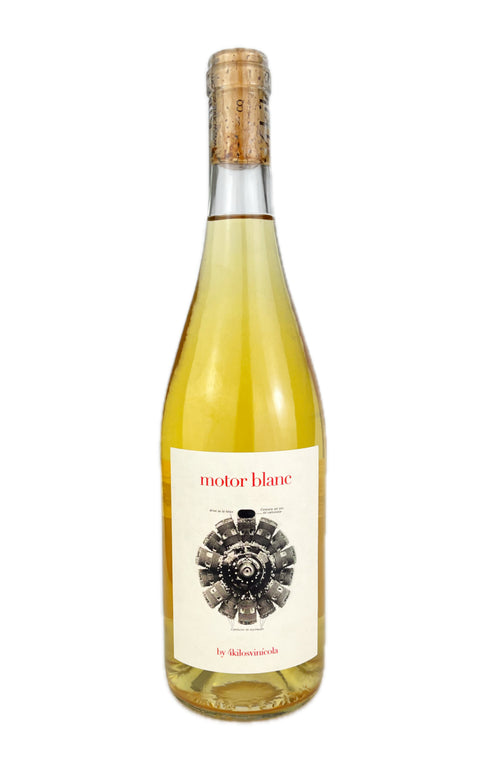 A bottle of 4 Kilos Motor Blanc orange wine with a white label featuring a black floral design. Prensal blanco, Spanish white wine from Mallorca.